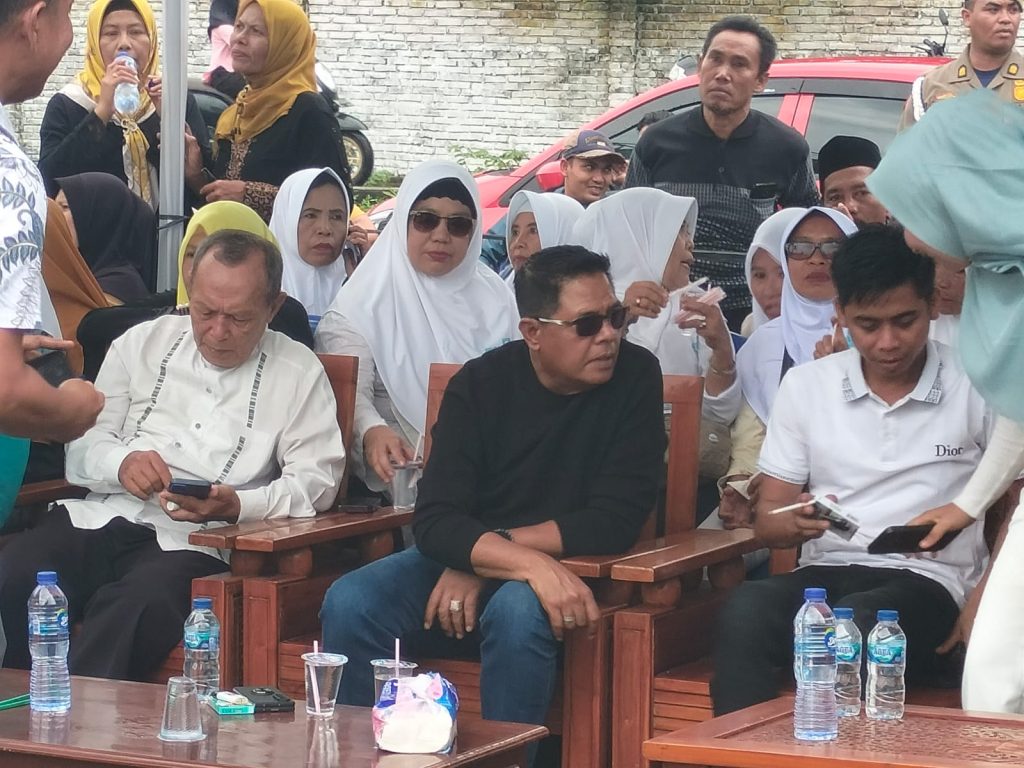Bupati Dan Wakil Bupati Terpilih H.Iron Dan H.Edwin Hadiri Tasyakuran Dan Doa Bersama Di Lapangan Gelora Sikur Bupati Dan Wakil Bupati Terpilih H.Iron Dan H.Edwin Hadiri Tasyakuran Dan Doa Bersama Di Lapangan Gelora Sikur