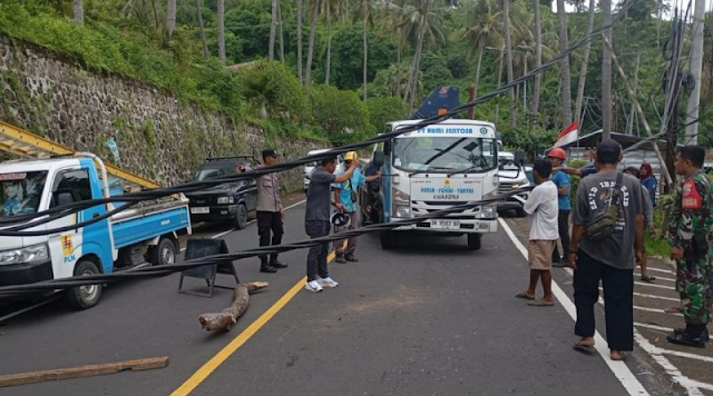 Tiang Listrik Tumbang di Lombok Utara, Jalan Raya Malimbu-Mataram Lumpuh Total Tiang Listrik Tumbang di Lombok Utara, Jalan Raya Malimbu-Mataram Lumpuh Total