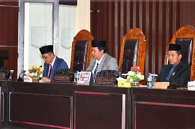 Pj. Bupati Lombok Timur Sampaikan LKPJ 2024, Fokus pada Peningkatan Pendapatan dan Penurunan Kemiskinan Pj. Bupati Lombok Timur Sampaikan LKPJ 2024, Fokus pada Peningkatan Pendapatan dan Penurunan Kemiskinan