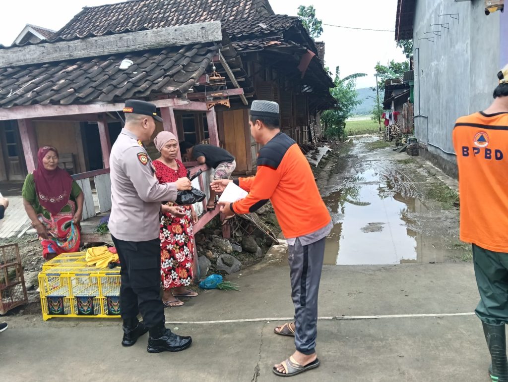 Kapolsek Weleri Laksanakan Giat Bansos Beri Bantuan Warga Terdampak Musibah Banjir Kapolsek Weleri Laksanakan Giat Bansos Beri Bantuan Warga Terdampak Musibah Banjir