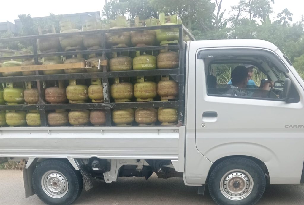 Diduga Bawa Gas 3 Kg untuk Oplosan, Mobil Pick-Up Silver Terpantau di Jalan Bomang