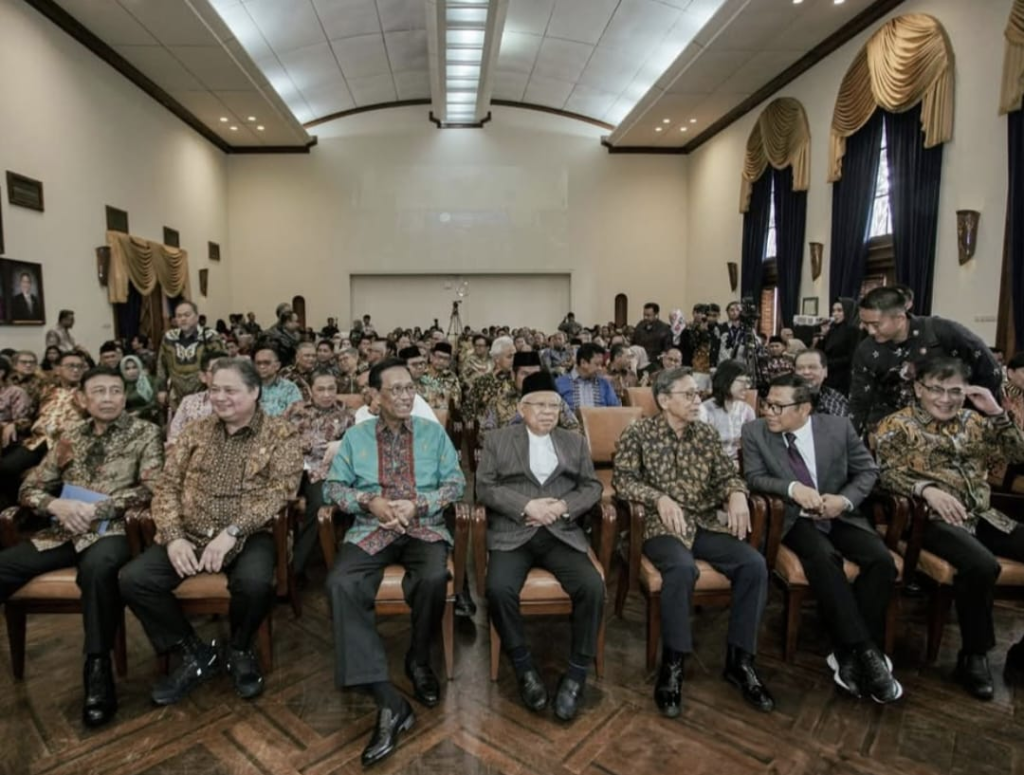 Sri Sultan Hadiri Pengukuhan Guru Besar Prof. Anggito Abimanyu di UGM Sri Sultan Hadiri Pengukuhan Guru Besar Prof. Anggito Abimanyu di UGM