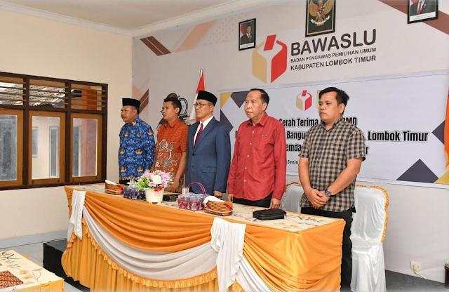 Pemkab Lombok Timur Serahkan Hibah untuk Bawaslu, Perkuat Pengawasan Pemilu Pemkab Lombok Timur Serahkan Hibah untuk Bawaslu, Perkuat Pengawasan Pemilu