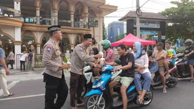 Satreskrim Polres Lombok Timur Bagikan 150 Paket Takjil Sambut Ramadan Satreskrim Polres Lombok Timur Bagikan 150 Paket Takjil Sambut Ramadan