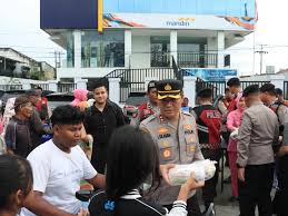 Dalam Rangka Bulan Ramadan Polres Pelabuhan Belawan Berbagi Takjil, Warga Sambut Antusias