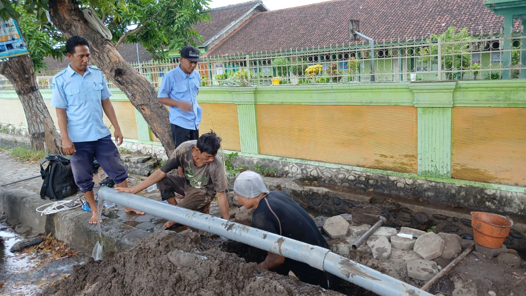 PDAM Lombok Timur Tanggap Atasi Pipa Bocor, Pasokan Air Warga Labuhan Haji Segera Normal PDAM Lombok Timur Tanggap Atasi Pipa Bocor, Pasokan Air Warga Labuhan Haji Segera Normal