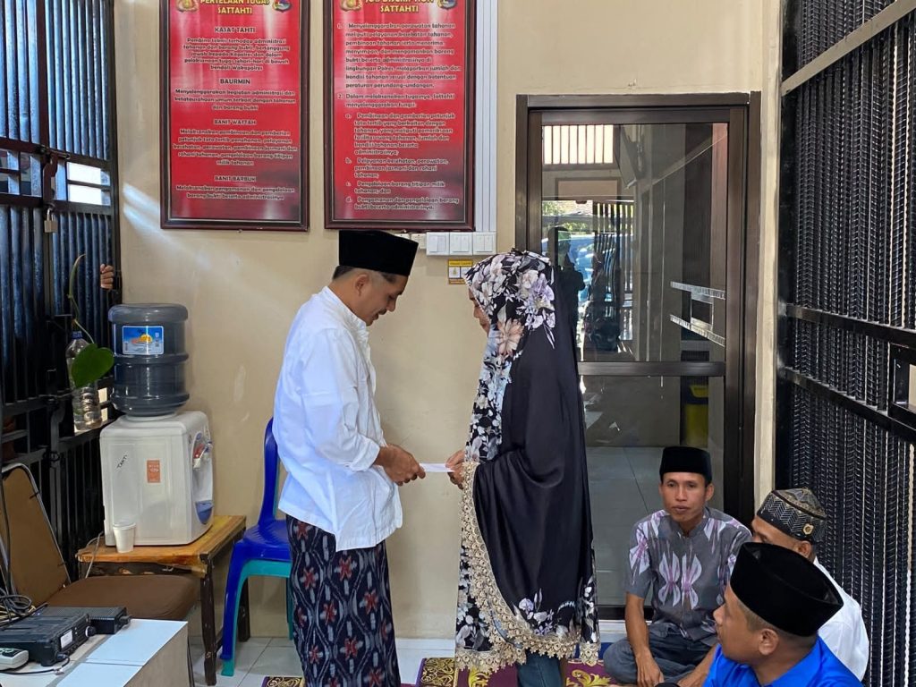 Penuhi Hak Warga Binaan, Polres Lombok Timur Gelar Akad Nikah Tahanan di Ruang Tahanan