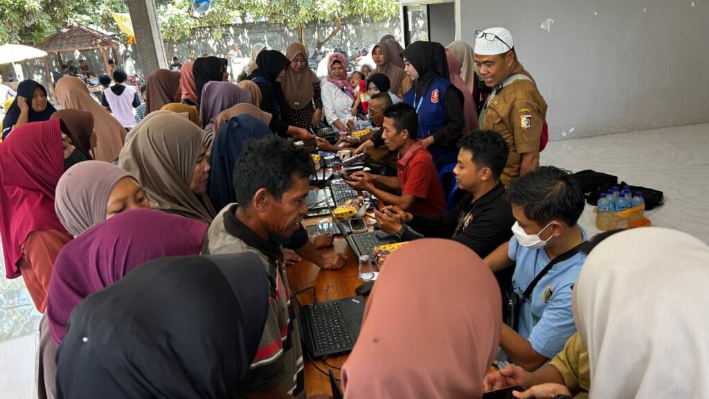Ratusan Warga Pringgabaya Utara Nikmati Layanan IKD, Mahasiswa KKN ITSkes Muhammadiyah Selong Percepat Digitalisasi Desa