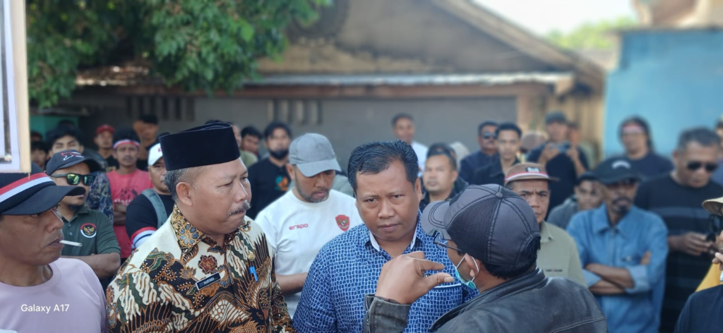 Kasat Intel Polres Lotim dan Kepala Kesbangpoldagri Kawal Langsung Aksi Damai, Pastikan Aspirasi Warga Tersampaikan dengan Kondusif
