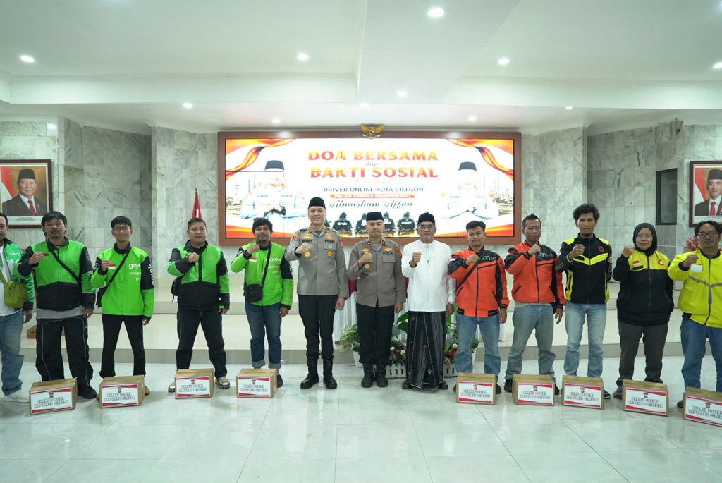 Doa untuk Affan Satukan Polisi dan Pengemudi Online di Cilegon