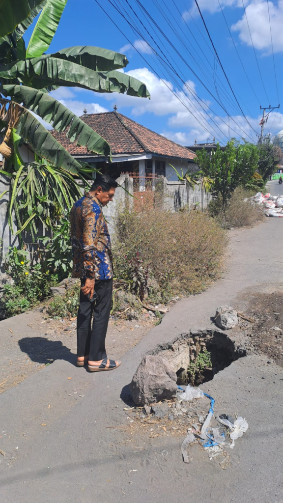 Lihat Jalan Rusak di Tengah Perjalanan, Bupati Lotim Langsung Hubungi Kadis PUPR
