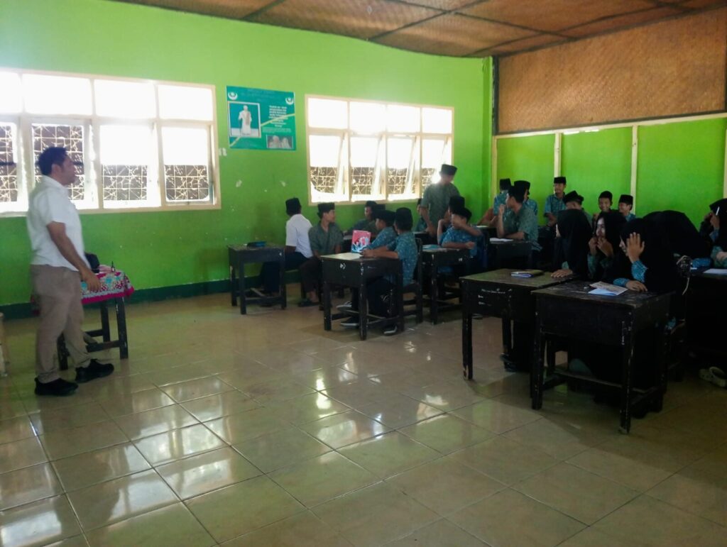 MIO Lombok Timur Dorong Penguatan Literasi di Kalangan Santri Melalui Program Edukasi di Ponpes NW Bagik Payung