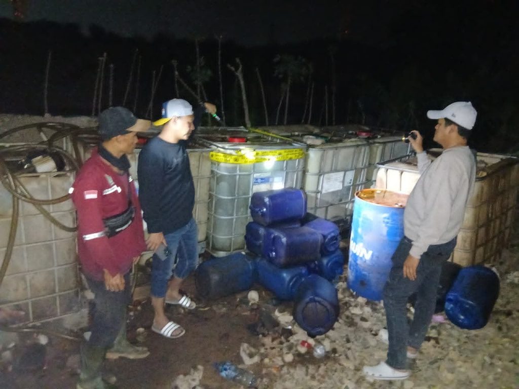 Solar Subsidi Disedot dari Tangki Truk lalu Dijual Lagi, Polda Banten Amankan Dua Tersangka Solar Subsidi Disedot dari Tangki Truk lalu Dijual Lagi, Polda Banten Amankan Dua Tersangka