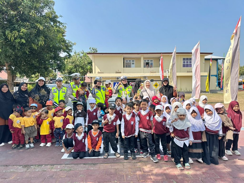Belajar Sambil Bermain, Polisi Tanamkan Kesadaran Berlalu Lintas kepada Anak TK di Mataram Belajar Sambil Bermain, Polisi Tanamkan Kesadaran Berlalu Lintas kepada Anak TK di Mataram