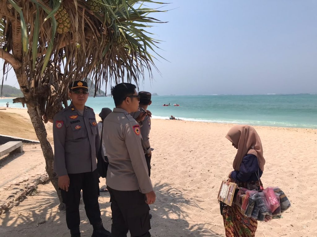 Mandalika Bersiap Sambut MotoGP, Polisi Sisir Kawasan Pantai Kuta dan Rangkul Pelaku Usaha Mandalika Bersiap Sambut MotoGP, Polisi Sisir Kawasan Pantai Kuta dan Rangkul Pelaku Usaha