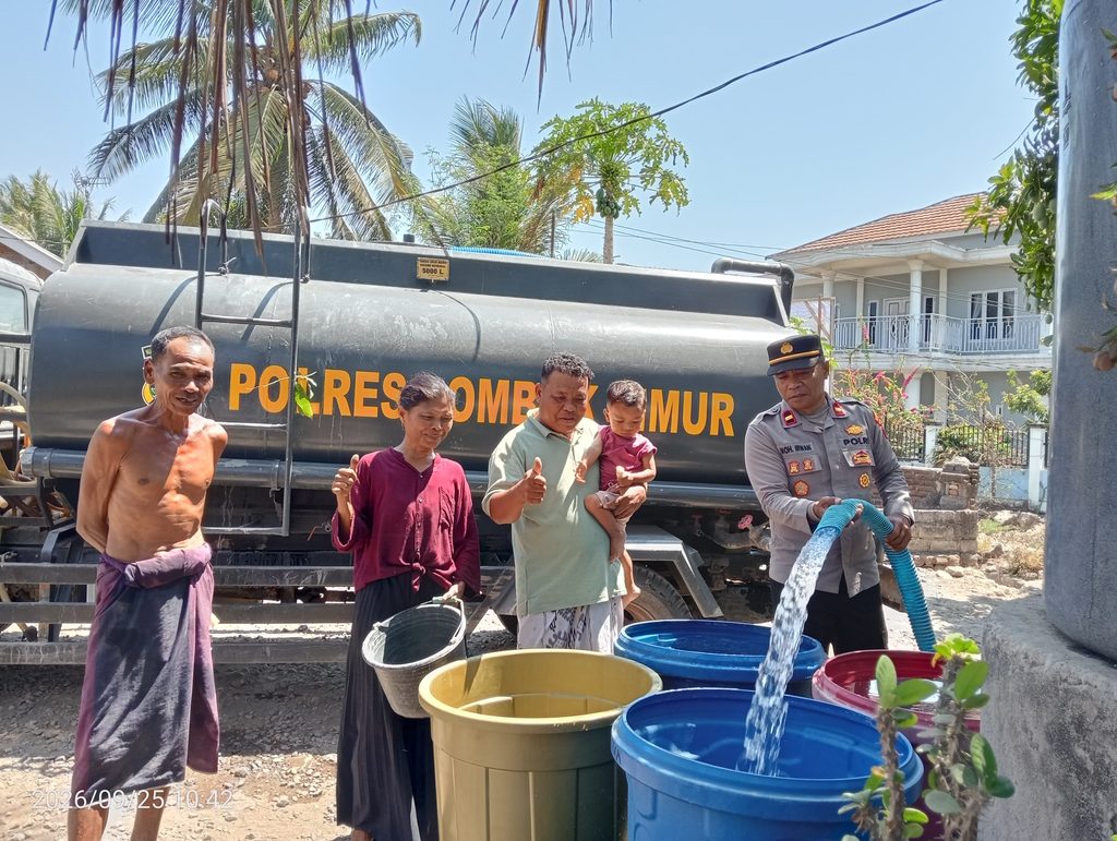 Warga Jerowaru Dilanda Krisis Air, Polres Lombok Timur Distribusikan 15 Ribu Liter Bantuan Warga Jerowaru Dilanda Krisis Air, Polres Lombok Timur Distribusikan 15 Ribu Liter Bantuan