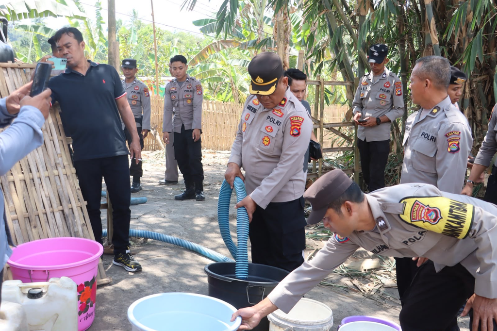 Warga Lando Deye Krisis Air, Polres Lombok Timur Salurkan 15 Ribu Liter Bantuan