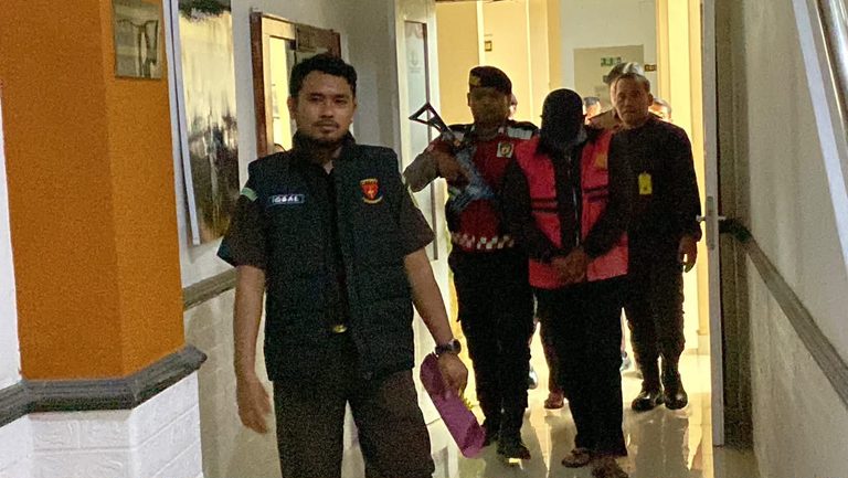 Usai Sempat Tak Hadir, Kades dan Bendahara Kotaraja Jalani Pemeriksaan sebagai Tersangka Korupsi Rp1,59 Miliar
