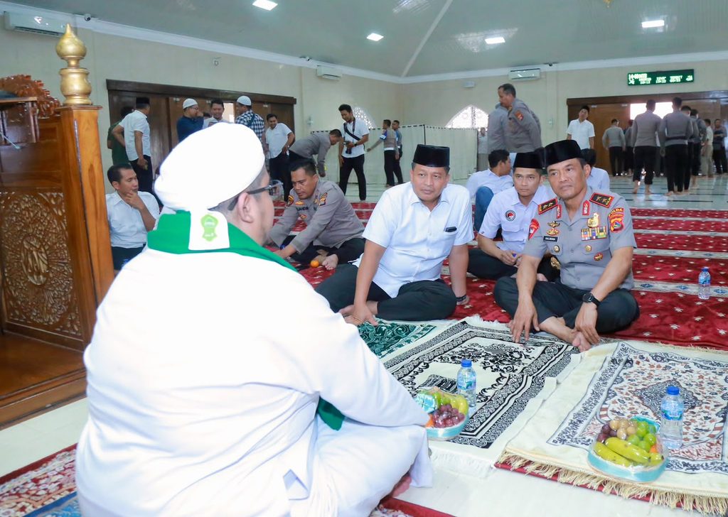 Kapolda NTB Ajak Ulama Jadi Mitra Jaga Kamtibmas, Doa Bersama Digelar di Masjid Baitussalam Kapolda NTB Ajak Ulama Jadi Mitra Jaga Kamtibmas, Doa Bersama Digelar di Masjid Baitussalam