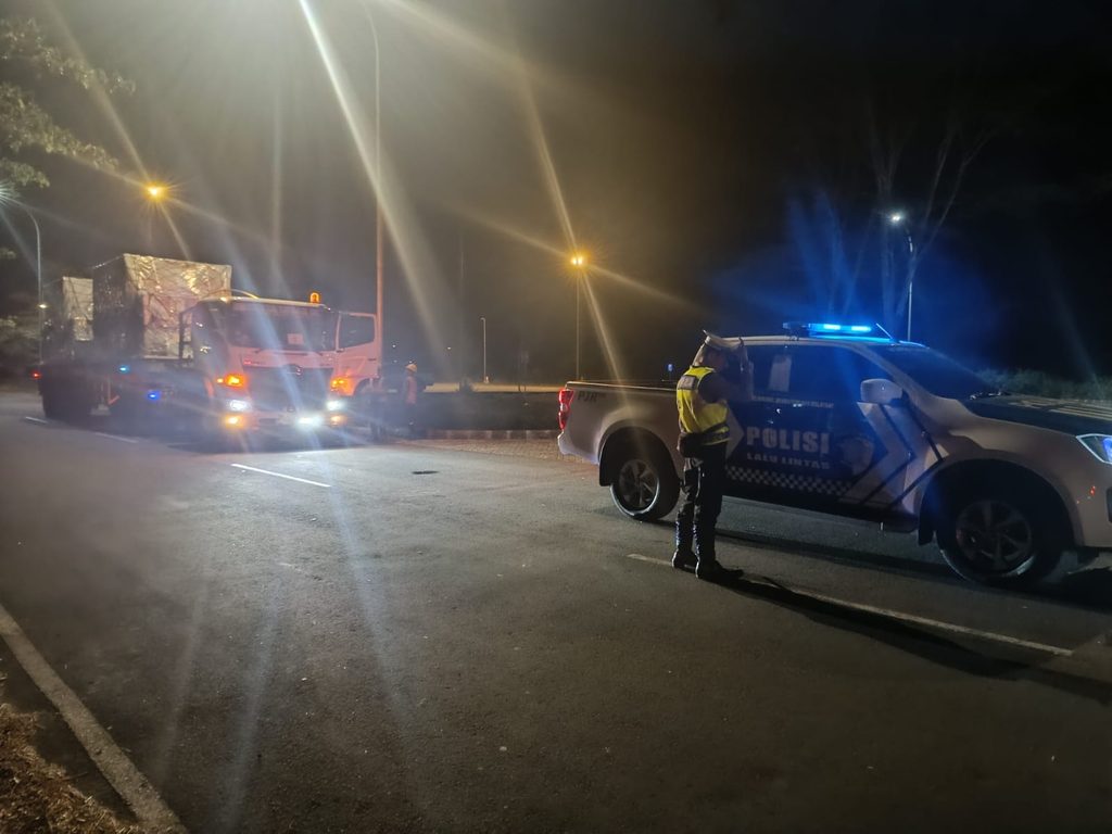 13 Kontainer Logistik MotoGP Dikawal Polisi dari BIZAM ke Sirkuit Mandalika 13 Kontainer Logistik MotoGP Dikawal Polisi dari BIZAM ke Sirkuit Mandalika