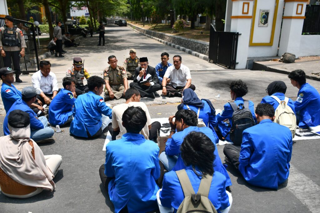 Data Bansos dan BPJS Lombok Timur Ditargetkan Diperbarui Akhir 2026, Mahasiswa Diajak Mengawal Data Bansos dan BPJS Lombok Timur Ditargetkan Diperbarui Akhir 2026, Mahasiswa Diajak Mengawal