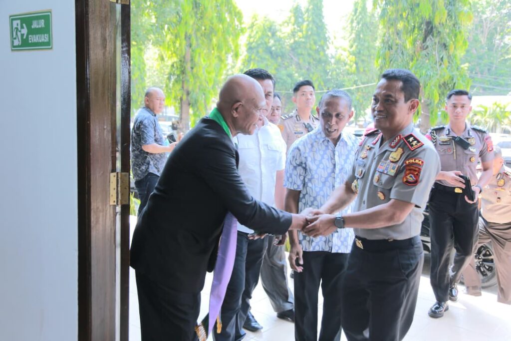 Bangun Kedekatan dengan Umat Kristiani, Kapolda NTB Tekankan Pentingnya Menjaga Toleransi Bangun Kedekatan dengan Umat Kristiani, Kapolda NTB Tekankan Pentingnya Menjaga Toleransi